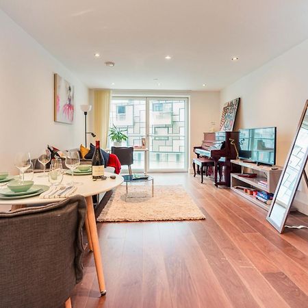 Stylish And Comfortable Canary Wharf Apartment Perfect For Long Stays ลอนดอน ภายนอก รูปภาพ